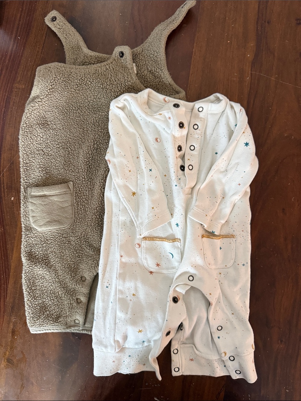 Pehr White Star-Print Cotton One-Piece Bodysuit with Taupe Fleece Overalls 0-3